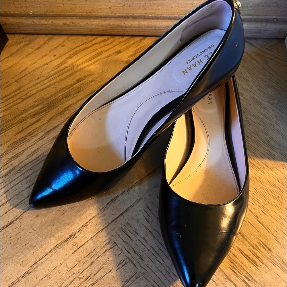 Comfortable Cole Haan classic black flat  size 8B like new! Next day shipping!